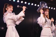 左から向井地美音、倉野尾成美。(c)AKB48