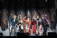 「ネガティブファイター」を披露するHey! Say! JUMP。