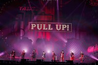 「Dirty Innocence」をパフォーマンスするHey! Say! JUMP。