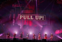 「Dirty Innocence」をパフォーマンスするHey! Say! JUMP。