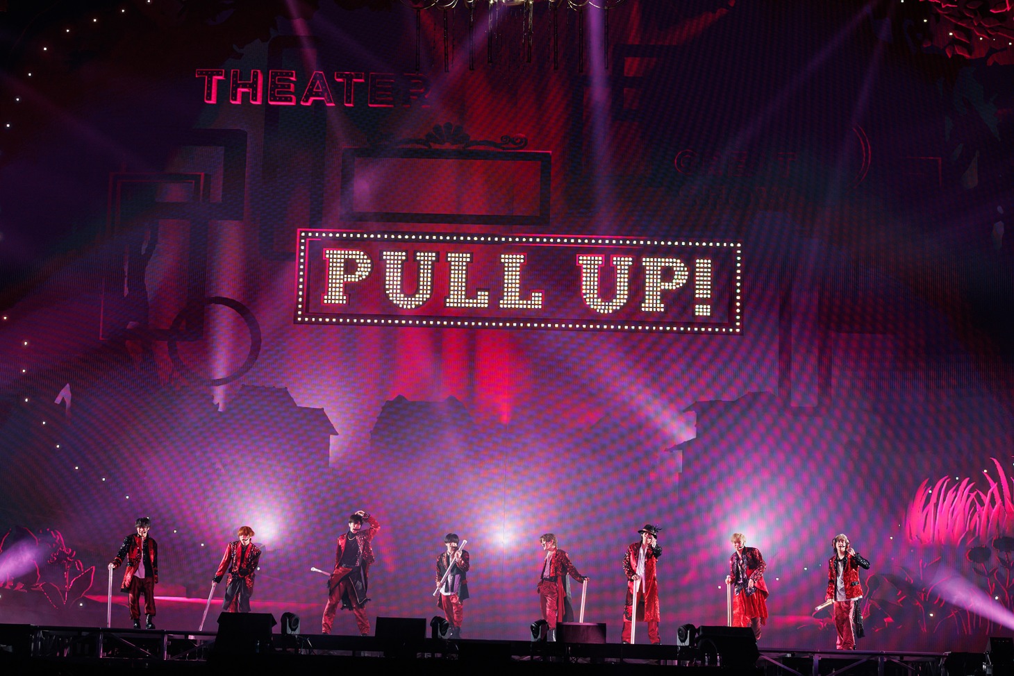 「Dirty Innocence」をパフォーマンスするHey! Say! JUMP。