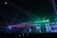 ムービングステージに立つHey! Say! JUMP。