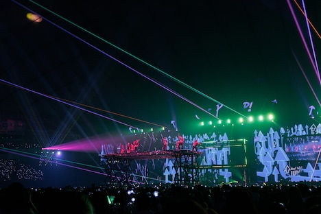 ムービングステージに立つHey! Say! JUMP。