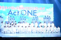 「Act ONE」開幕記念会見の様子。