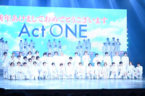 「Act ONE」開幕記念会見の様子。