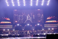 EBiDAN全体曲「前略、道の上より」のパフォーマンス。