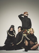 トラックジャケットを着用したPaledusk。