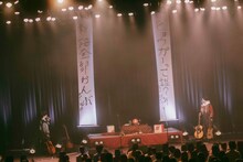 さくらしめじの忘年会ライブ「きのこりあんの集い Vol.8」の様子。（撮影：鈴木友莉）