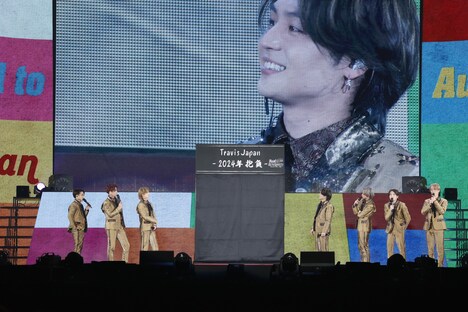 トーク中のTravis Japan。