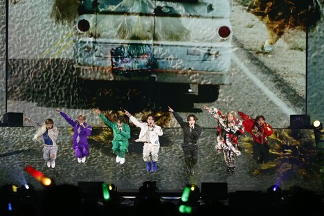 「JUST DANCE!」を披露するTravis Japan。