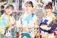 絵馬を持つ青木宙帆、西森杏弥、持永真奈。