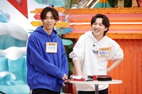 初回のMCを担当したリョウガ（超特急）と吉田仁人（M!LK）。(c)テレビ東京