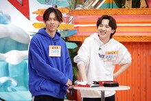 初回のMCを担当したリョウガ（超特急）と吉田仁人（M!LK）。(c)テレビ東京