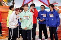 「なわとび二重跳び 56人連続チャレンジ」の様子。(c)テレビ東京