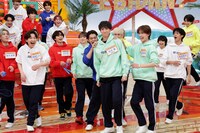 「なわとび二重跳び 56人連続チャレンジ」の様子。(c)テレビ東京