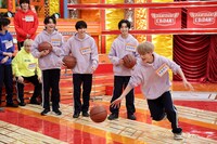 「レイアップシュート 56人連続チャレンジ」に挑むLienel。(c)テレビ東京