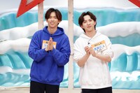 初回のMCを担当したリョウガ（超特急）と吉田仁人（M!LK）。(c)テレビ東京