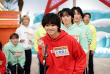 「キメ顔指パッチン 56人連続チャレンジ」に挑戦する大倉空人（原因は自分にある。）。(c)テレビ東京