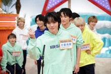 「キメ顔指パッチン 56人連続チャレンジ」に挑戦する小泉光咲（原因は自分にある。）。(c)テレビ東京