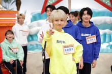 「キメ顔指パッチン 56人連続チャレンジ」に挑戦する長野凌大（原因は自分にある。）。(c)テレビ東京