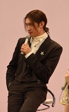 新年の抱負にちなみさっそくクールな一面を見せようとする向井康二（Snow Man）。