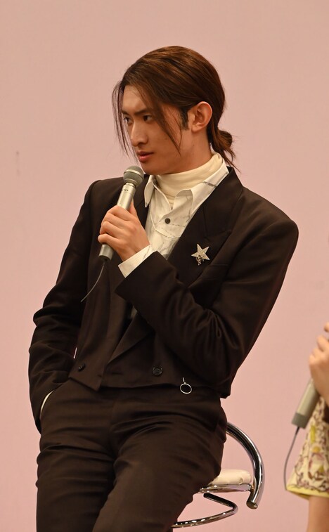 新年の抱負にちなみさっそくクールな一面を見せようとする向井康二（Snow Man）。