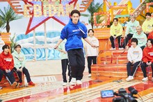 二重跳び一発成功に挑む佐野勇斗（M!LK）。(c)テレビ東京