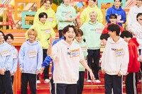 吉田仁人（M!LK）。名札に書かれたひと言は「チェスト！」。(c)テレビ東京