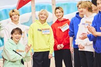 「キメ顔指パッチン 56人連続チャレンジ」の列に並ぶBUDDiiSとユーキ（左 / 超特急）。(c)テレビ東京