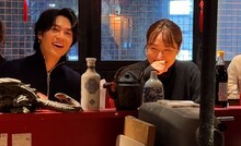 左から松田元太（Travis Japan）、丸山礼。(c)フジテレビ