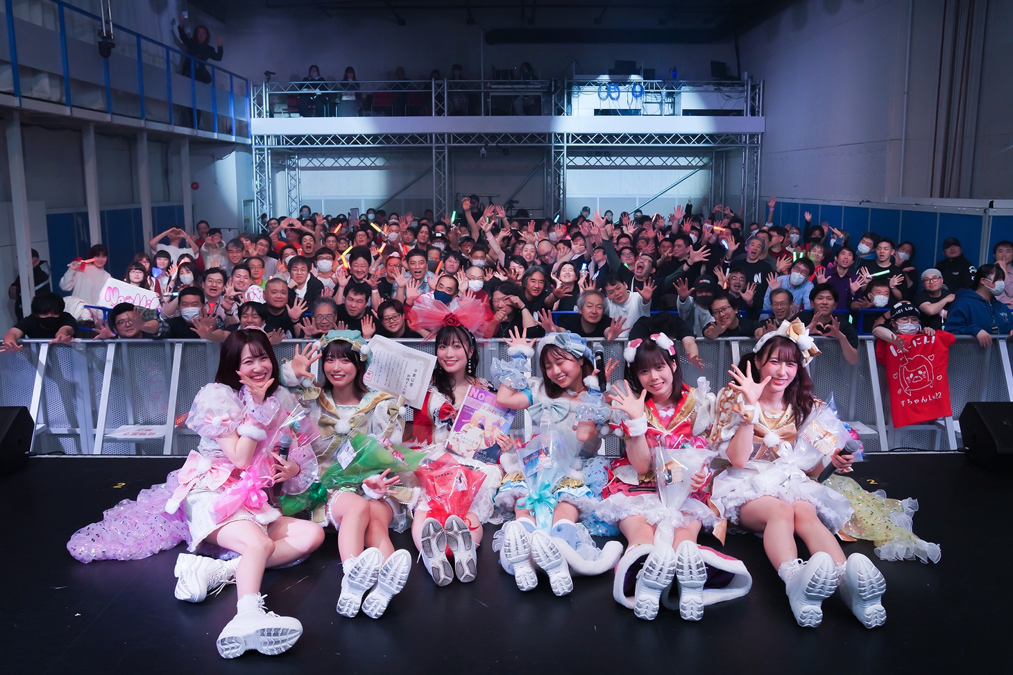 フロアをバックに記念撮影するNoelliL。左から七瀬美優、双葉ことは、新穂すみれ、雪梨冴愛、神楽なの、胡桃うた。