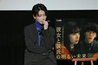 考える末澤誠也（Aぇ! group）。