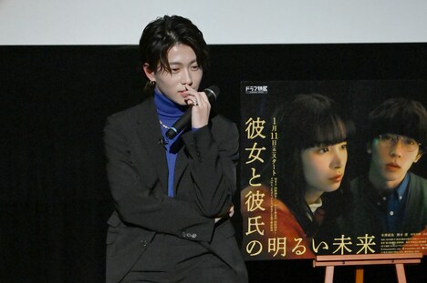 考える末澤誠也(Aぇ! group)。