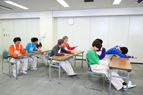 授業を受ける超特急。