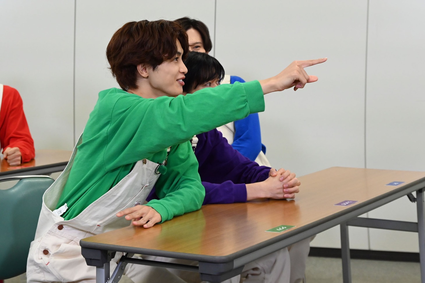 前のめりに授業を受けるタクヤ（手前）。