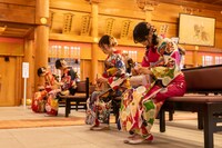 祈祷を受けるNGT48の新成人メンバー。(c)Flora