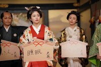 左から安田顕、小芝風花、 栗山千明。(c)フジテレビ