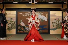 左から安田顕、小芝風花、栗山千明。(c)フジテレビ
