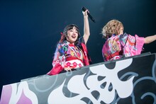 トロッコで移動する桜木心菜（左）と星名美怜（右）。