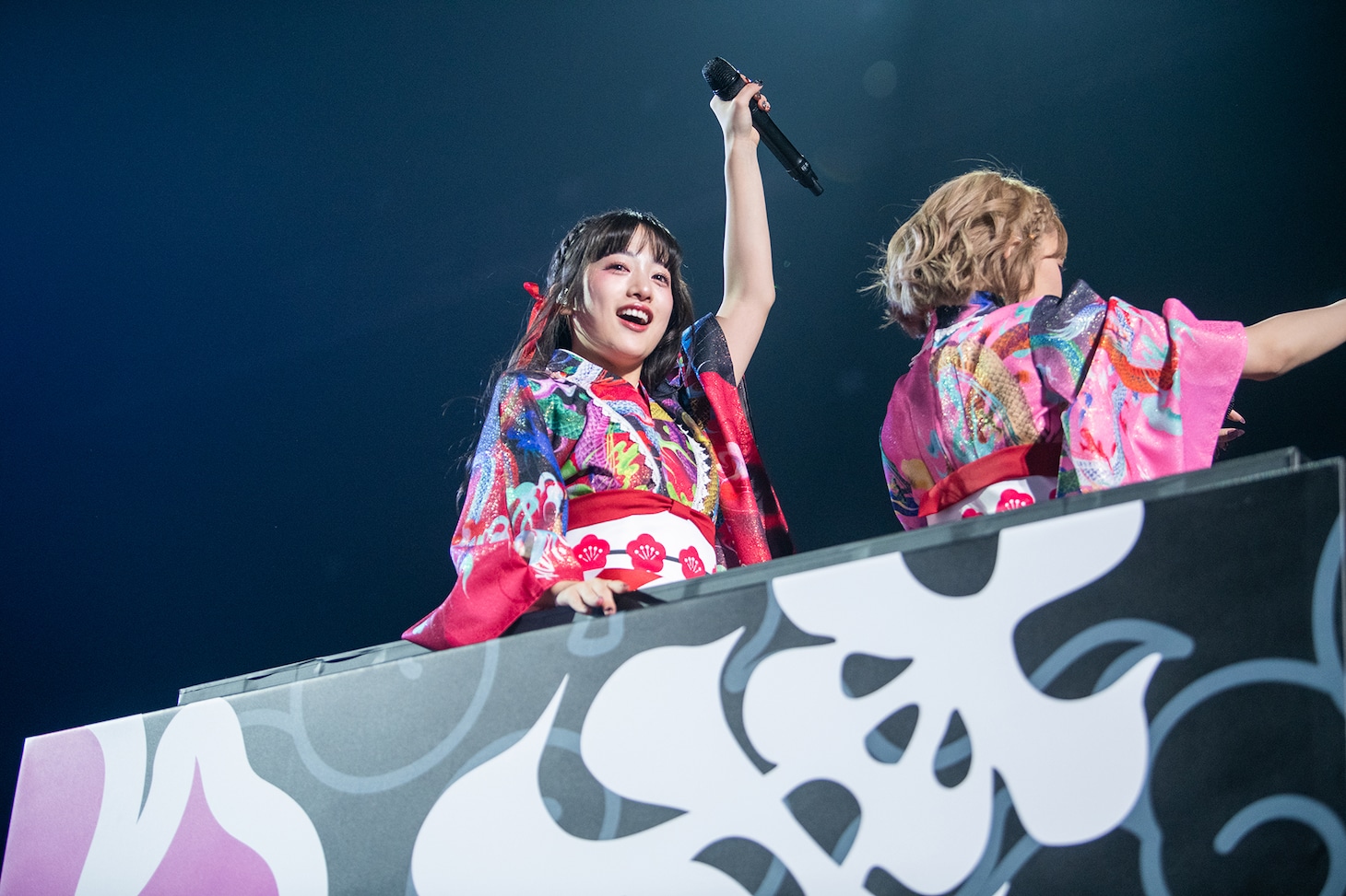 トロッコで移動する桜木心菜（左）と星名美怜（右）。