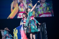 トロッコで移動する仲村悠菜（左）と安本彩花（右）。