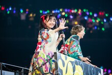 トロッコで会場を回る仲村悠菜（左）と安本彩花（右）。