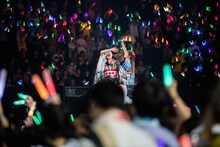 トロッコで移動する風見和香（左）と中山莉子（右）。