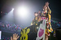 トロッコで移動する小久保柚乃（左）と小林歌穂（右）。