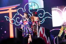 トロッコでクールに歌う真山りか。