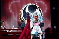 太鼓を打ち鳴らす中山莉子。