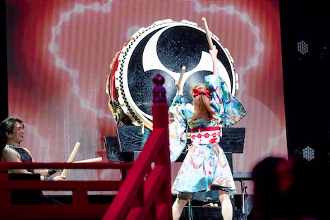 太鼓を打ち鳴らす中山莉子。