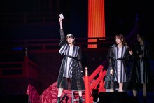 ティッシュを掲げる小久保柚乃。