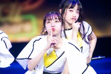 真山りか（手前）と桜木心菜（後方）。