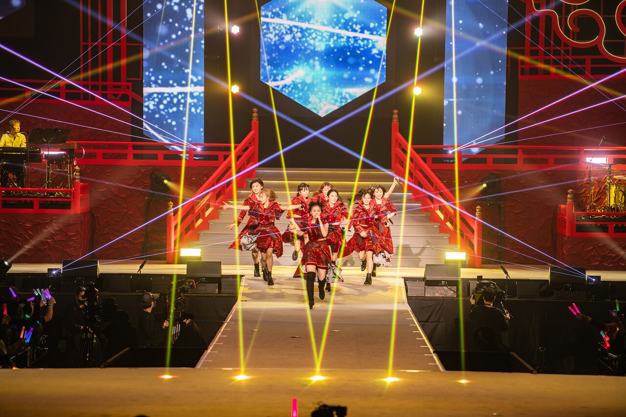 私立恵比寿中学、15周年は高く飛ぶ！新春大学芸会で新曲続々